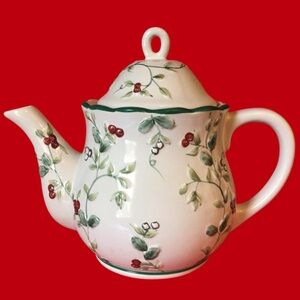 Pfaltzgraff Winterberry Holiday Teapot